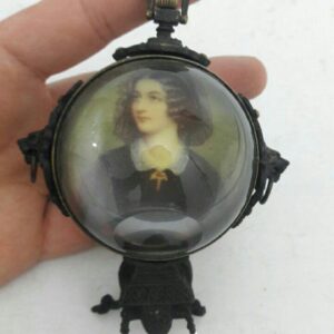 ساعت کوکی برنزی امگا سوئیسی تاریخدار ۱۷۷۵ میلادی سالم و طرح قدیم 