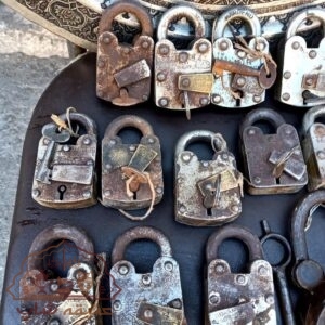 تعداد ۱۳عدد قفل قدیمی کلکسیونی همراه با کلید  سالم و کم یاب